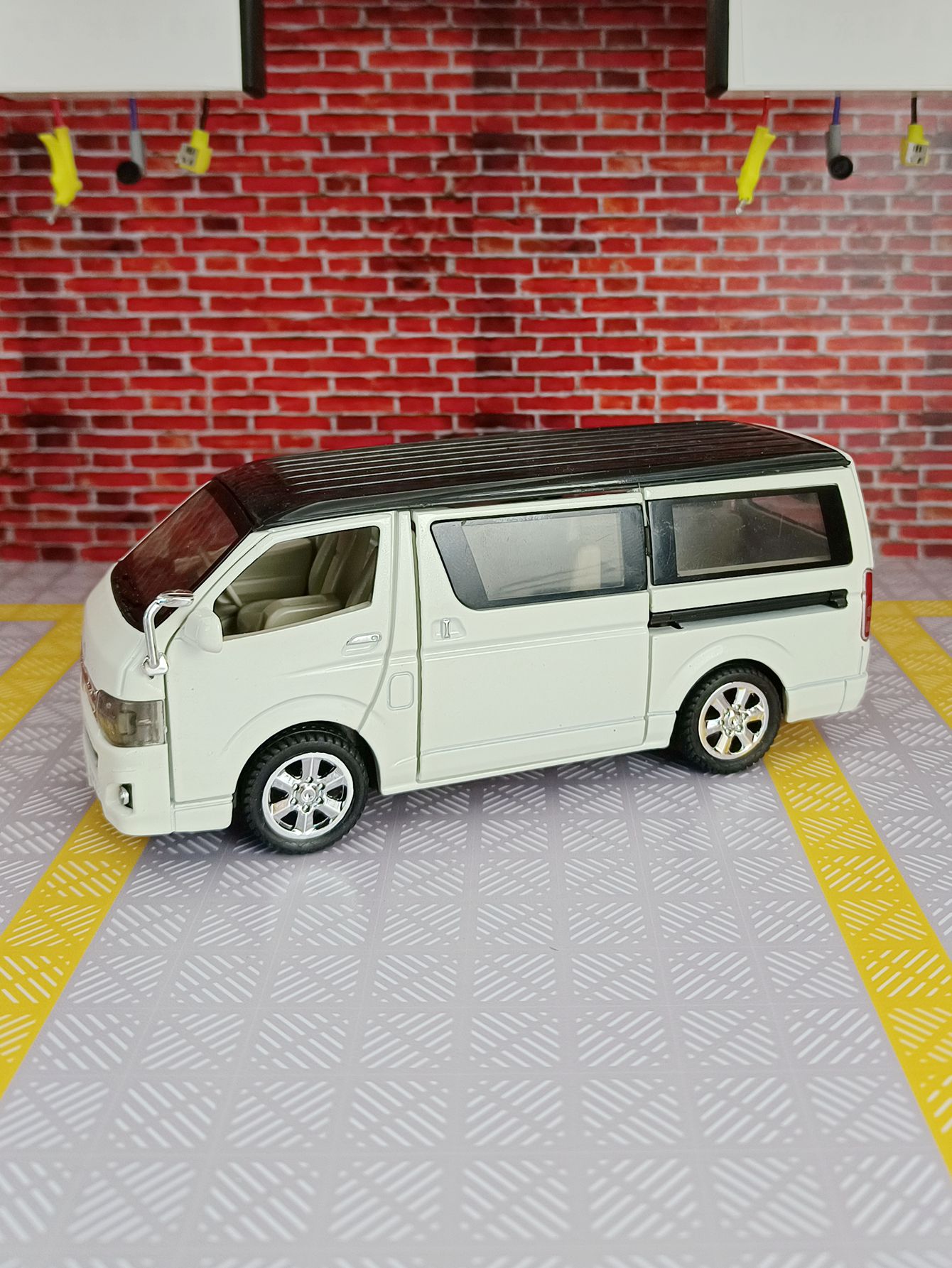 Decor Lighting Returns - Modelo de vehículo comercial Toyota Hiace